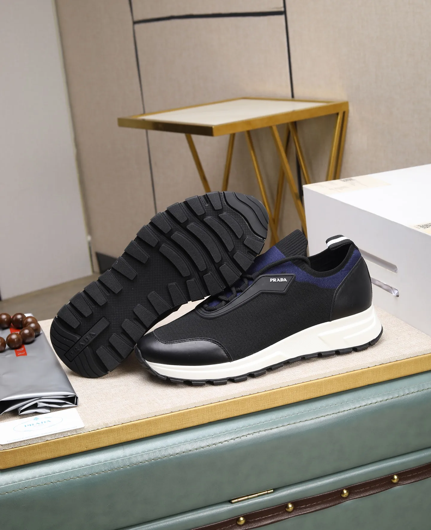 Men's clothing and shoes 💰500 👑👑The latest model of high-quality PRADA men's shoes on the Hong Kong purchasing agency official website has been launched in 1:1 copy, synchronized with Hong Kong counters, and on the same catwalk; all made of breathable fly weave ➕Imported breathable fabrics with cowhide lining, 🍡🍡The original 1:1 non-slip and wear-resistant; comfortable on the feet, attractive style, fine workmanship, and simple and neat shoe trees, showing the courage and toughness of men, 👍 Code number 38 to 45